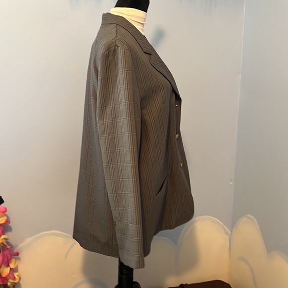 Alfred Dunner Women’s gray/purple plaid design, missing 1 button size 14,$13 - Picture 6 of 7